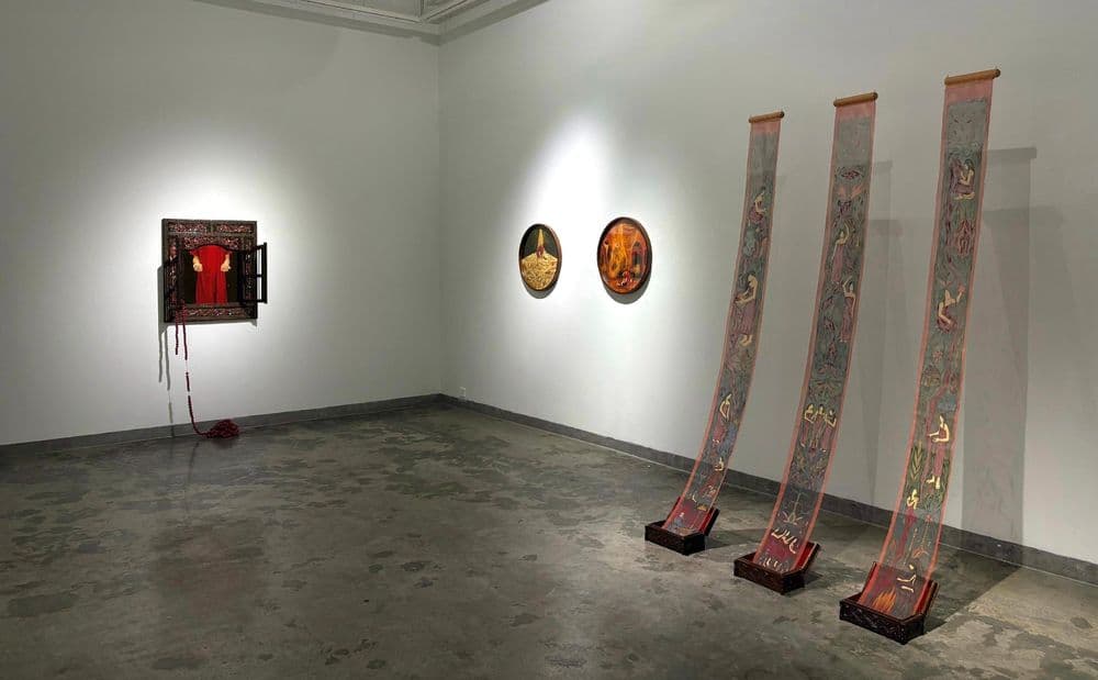 Dian Suci, "Nests of Memories That Shrink from Words", 2025, acrilico su tessuto trasparente, legno di noce intagliato, scatola di legno © Dian Suci ph. A+ WORKS of ART/Hariz Raof