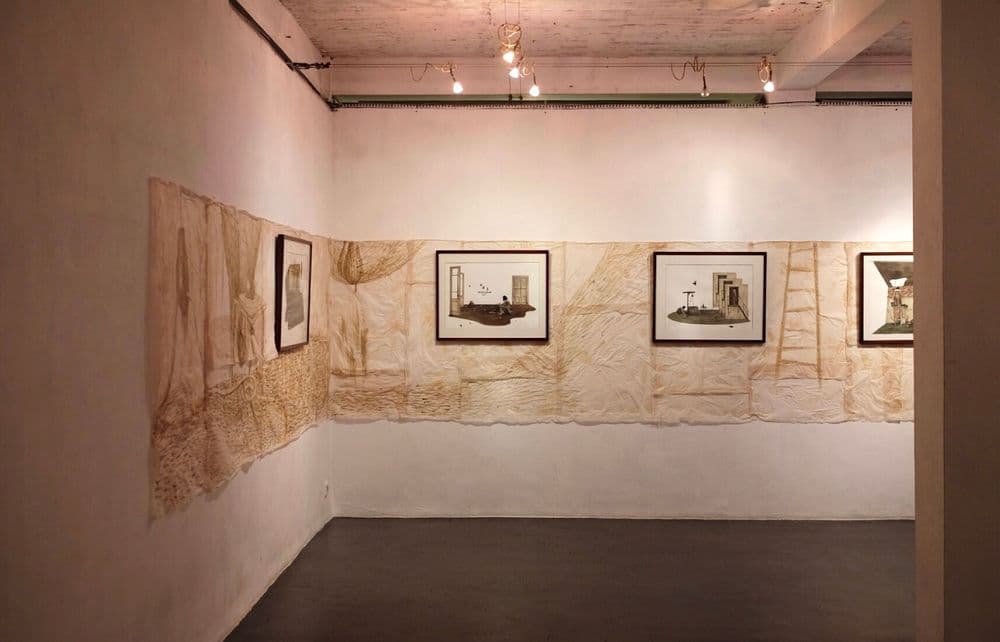 Dian Suci, "I want to tell a long story. But are you able? Am I able?", 2018, acquerello e acrilico su carta, tinture al tè su carta da pane © Dian Suci | ph. Mohammad Febrian
