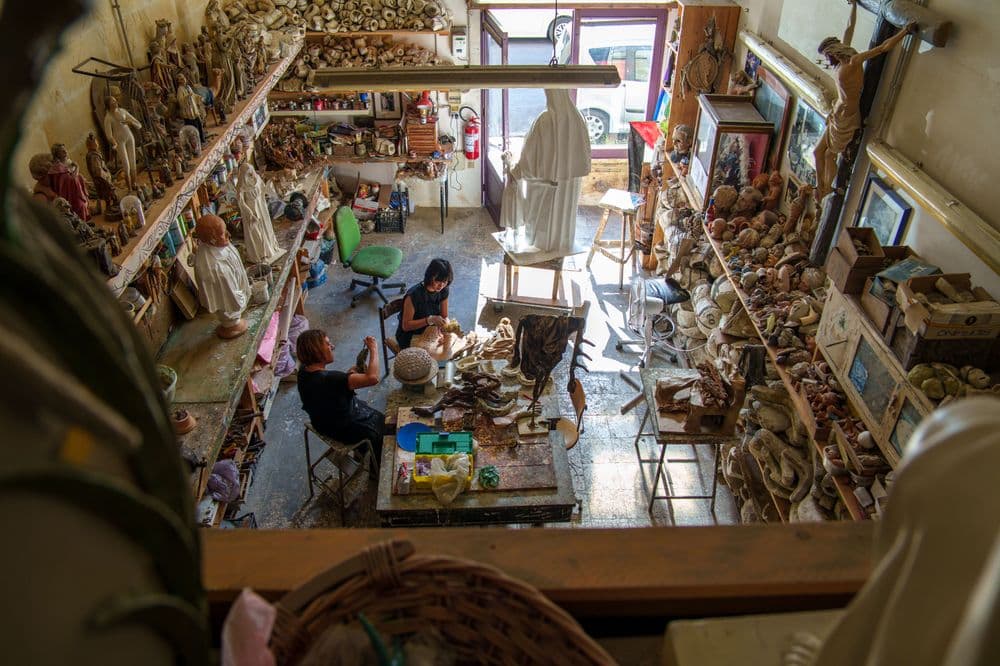 Dian Suci during her Italian residency in Lecce together with Stella Ciardo, tutor and papier-mâché artisan, 2026 | Ph. TIWI