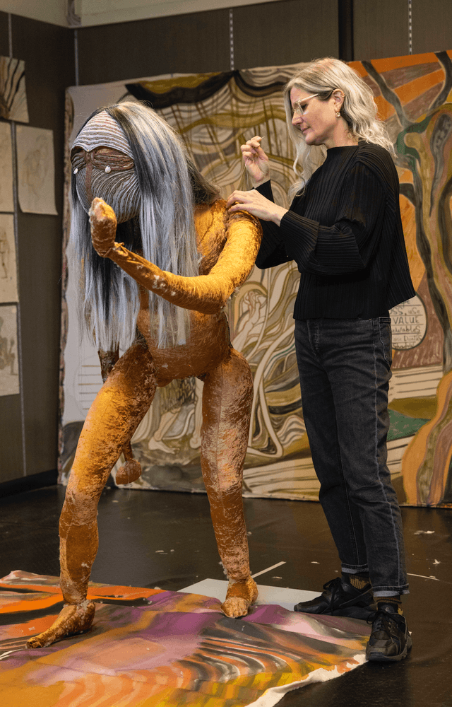 Emma Talbot nel suo studio a Reggio Emilia | Ph. Bruno Cattani
