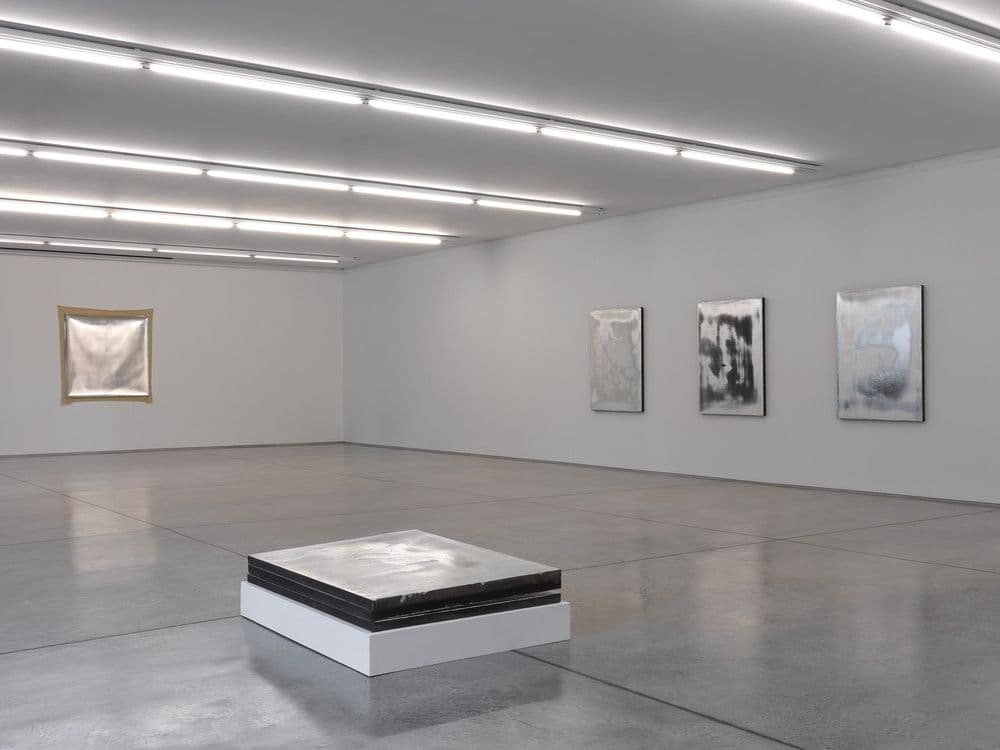 Jacob Kassay, "Untitled", 2010, veduta di mostra © Jacob Kassay | ph. Ron Amstutz