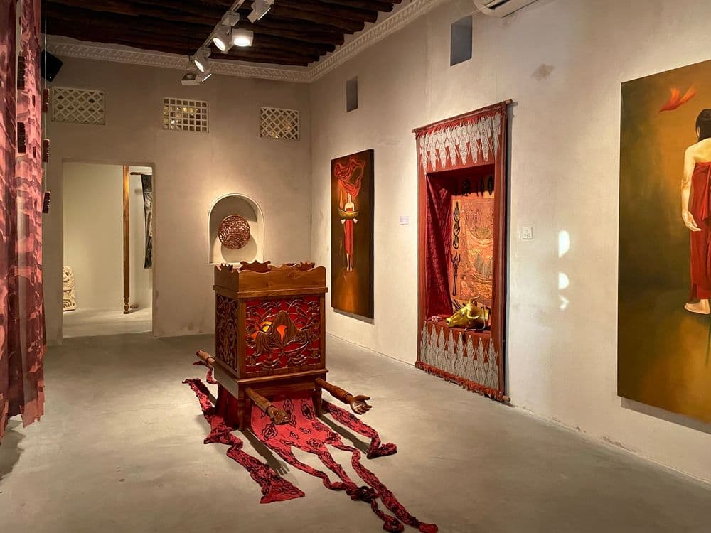 Dian Suci, "Larung May the Blooms Be Carried Safely through the Night", 2024, palanchino intagliato in legno, pezzi di legno intagliati, mordente su tessuto di cotone e seta tinto con noce di betel e legno di sappan, lampada, olio su tela, testa di bufalo in legno, tessuto intrecciato a mano Jepara, rosario, resina profumata a tre colori, estratto di tintura a base di spezie su tessuto di cotone © and ph. Dian Suci