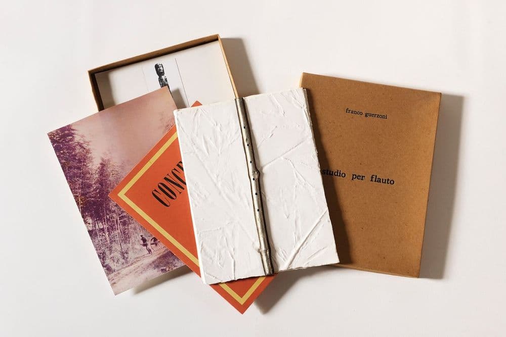 Studio per flauto, Bologna, Edizioni Ginevra Grigolo, 1976, cm 31x41 Con una nota di Franco Guerzoni ed Emilio Mattioli. Stampa litografica, fotografie, calcografie, flauto argentato ottenuto con metodo ellettrolitico. Trenta esemplari numerati da 1 a 30 in numeri arabi e firmati dall'autore. Collaborazione fotografica di Luigi Ghirri Foto di Paolo Terzi. Courtesy Archivio Franco Guerzoni e Galleria Studio G7, Bologna